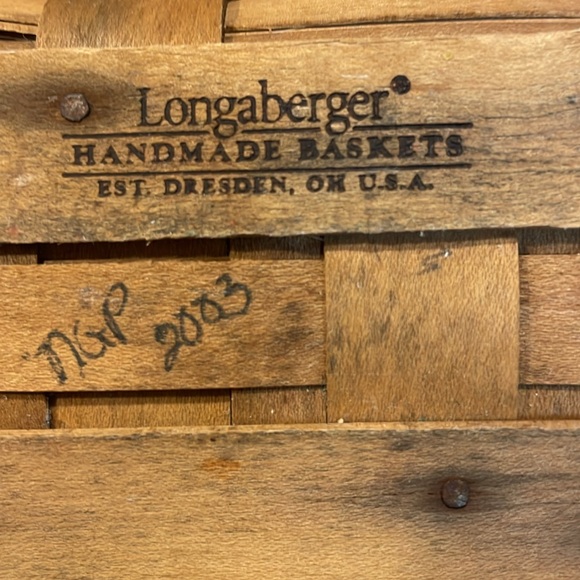 2003 Longaberger salt and pepper shakers  with coverlet and handmade basket - Picture 9 of 13